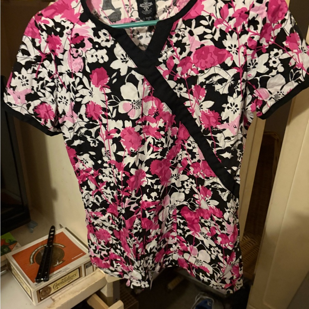 Med Couture Floral V-Neck Scrub Top Medium